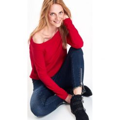 CZERWONA BLUZKA DZIANINOWA COLD SHOULDER. Bluzki damskie TOP SECRET. W wyprzedaży za 29.99 zł.
