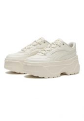Buty sportowe damskie Puma Karmen X tra. Białe obuwie sportowe damskie Puma, bez wzorów, z materiału, trekkingowe. Za 490.00 zł.