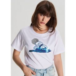 Koszulka z cekinową aplikacją - Biały. T-shirty damskie Cropp. W wyprzedaży za 29.99 zł.