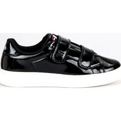 Czarne Fila Upstage Velcro Low Wmn. Czarne trampki i tenisówki damskie Fila, bez wzorów, z gumy, bez zapięcia. W wyprzedaży za 309.00 zł.
