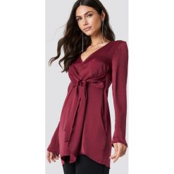 NA-KD Classic Bluzka z dekoltem V i wiązaniem - Red,Purple. Bluzki damskie marki NA-KD Classic. Za 60.95 zł.