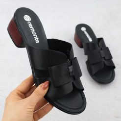 Skórzane klapki damskie na klocku czarne Remonte R8759-01. Czarne klapki damskie Remonte, bez wzorów, ze skóry, bez obcasa. Za 288.99 zł.