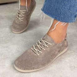 Beżowe ażurowe skórzane półbuty damskie S.Barski 7080. Brązowe półbuty damskie S.BARSKI, na jesień, w ażurowe wzory, z jeansu, casualowe, bez obcasa, na płaskiej podeszwie, bez zapięcia. Za 249.00 zł.