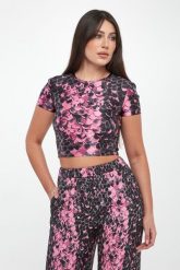 T-shirt damski ze wzorem węża VERSACE JEANS COUTURE. T-shirty damskie Versace Jeans Couture, m, bez wzorów, z jeansu, bez kołnierzyka. Za 659.00 zł.