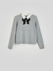 Sweter z dekoracyjnym kołnierzykiem - szary. Szare swetry damskie Reserved, l, bez wzorów, z dzianiny, bez kołnierzyka, bez ramiączek, bez kaptura. W wyprzedaży za 99.99 zł.
