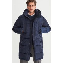 Pikowana kurtka z kapturem - Granatowy. Niebieskie kurtki męskie Reserved. Za 349.99 zł.