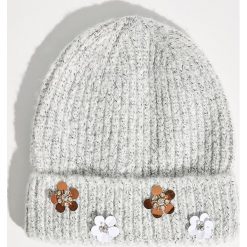 Czapka z kwiatową aplikacją - Jasny szar. Czapki i kapelusze damskie marki Calvin Klein Jeans. W wyprzedaży za 14.99 zł.