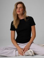 4F T-shirt slim z prążkowanej dzianiny damski - czarny M. Czarne t-shirty damskie 4f, m, bez wzorów, z bawełny, eleganckie, bez kołnierzyka. Za 49.99 zł.