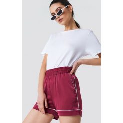 NA-KD Szorty z wysokim stanem - Red. Czerwone szorty damskie NA-KD, z satyny. Za 141.95 zł.