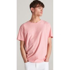 T-shirt z bawełny organicznej - Różowy. Czerwone t-shirty damskie Reserved, l, bez wzorów, z bawełny, bez kołnierzyka. Za 39.99 zł.
