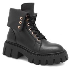 Botki Eva Minge. Czarne botki damskie Eva Minge, bez obcasa, na płaskiej podeszwie, bez zapięcia. Za 599.99 zł.