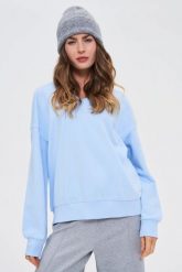 Bluza z dekoltem w serek błękitna. Niebieskie bluzy damskie MOODO, l, bez wzorów, z bawełny, bez kaptura. Za 89.99 zł.