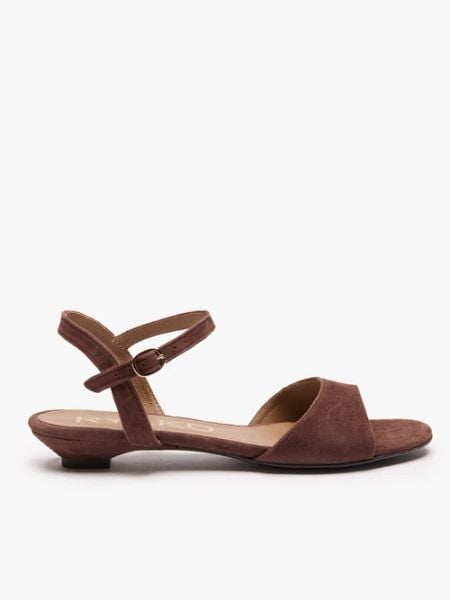 Brązowe sandały ze sprzączką. Brązowe sandały damskie Ryłko, bez wzorów, z gumy, bez obcasa, na obcasie, bez zapięcia. Za 379.99 zł.