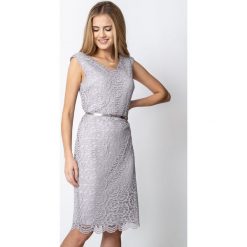 Jasnoszara koronkowa sukienka QUIOSQUE. Szare sukienki damskie QUIOSQUE, w koronkowe wzory, z koronki, eleganckie, z kopertowym dekoltem, bez rękawów. W wyprzedaży za 119.99 zł.