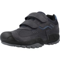 Buty GEOX J NEW SAVAGE BOY A Szary. Szare buty sportowe chłopięce Geox, bez wzorów, bez zapięcia, trekkingowe. Za 231.99 zł.