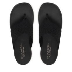 Japonki Skechers. Czarne klapki damskie Skechers, bez wzorów, bez obcasa. Za 229.99 zł.