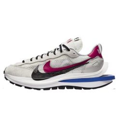 Buty do chodzenia dla dorosłych Nike Sacai Vaporwaffle Sport Fuchsia Game Royal. Niebieskie obuwie sportowe damskie Nike, bez wzorów, z materiału, trekkingowe. Za 3,424.10 zł.