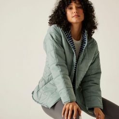 Kurtka turystyczna damska Courcelle. Szare kurtki sportowe damskie Regatta, bez wzorów, z poliamidu, bez kaptura, trekkingowe. W wyprzedaży za 323.00 zł.