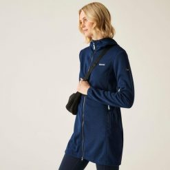 Bluza turystyczna damska Bloomfield. Niebieskie bluzy sportowe damskie Regatta, bez wzorów, z poliesteru, bez kaptura, trekkingowe. W wyprzedaży za 119.99 zł.