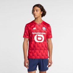 Koszulka męska New Balance LOSC Lille MT230454HME – czerwona. Czerwone koszulki sportowe męskie New Balance, m, z aplikacjami, z materiału, bez kołnierzyka, bez ramiączek. Za 399.99 zł.