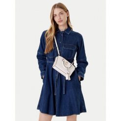 Torebka Guess. Białe torebki do ręki damskie Guess, z aplikacjami, klasyczne, bez dodatków. Za 303.99 zł.