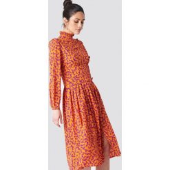 NA-KD Sukienka midi ze stójką i guzikami - Orange. Sukienki damskie marki NA-KD. Za 161.95 zł.