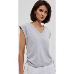 Bawełniana bluzka ze ściągaczem szara. Szare bluzki damskie MOODO, s, bez wzorów, z bawełny, bez kołnierzyka, bez ramiączek. W wyprzedaży za 19.99 zł.