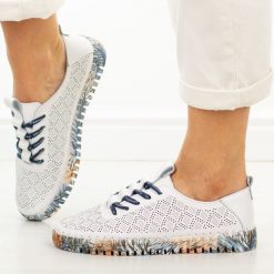 Niebieskie ażurowe skórzane półbuty damskie Cambell 40338. Białe półbuty damskie Cambell, na jesień, w ażurowe wzory, z jeansu, biznesowe, z okrągłym noskiem, bez obcasa, na płaskiej podeszwie, bez zapięcia. W wyprzedaży za 192.72 zł.