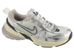Buty sportowe Sneakersy damskie, V2K Run. Białe obuwie sportowe damskie Nike, bez wzorów, z materiału, trekkingowe. Za 449.99 zł.
