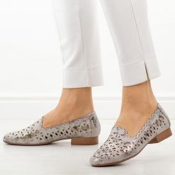 Srebrne ażurowe półbuty damskie Jezzi Asa222-8. Szare półbuty damskie Jezzi, na jesień, w ażurowe wzory, ze skóry, eleganckie, bez obcasa, na płaskiej podeszwie, bez zapięcia. Za 209.00 zł.