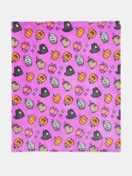 Koc z motywem halloweenowym Pusheen the Cat - fioletowy. Fioletowe kocyki dla dzieci Sinsay. Za 29.99 zł.