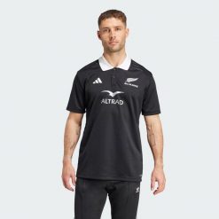 Koszulka All Blacks Rugby AEROREADY Short Sleeve. Czarne koszulki sportowe męskie Adidas, s, bez wzorów, z materiału, bez kołnierzyka, bez ramiączek, do piłki nożnej. W wyprzedaży za 194.35 zł.