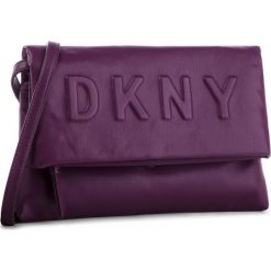 Torebka DKNY - Tilly Cbody Clutch R83EZ704 Brinjal B7J. Fioletowe listonoszki damskie DKNY, ze skóry ekologicznej. Za 639.00 zł.