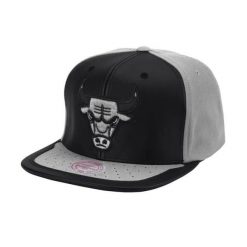 Czapka z daszkiem do koszykówki Mitchell & Ness NBA Chicago Bulls. Czarne czapki i kapelusze męskie Mitchell & Ness, bez wzorów, z materiału, klasyczne. Za 149.00 zł.
