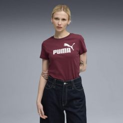 Damska koszulka z logo ESS No. 1 PUMA Ruby Shimmer Red. Czerwone koszulki sportowe damskie Puma, bez wzorów, sportowe, bez kołnierzyka. Za 135.64 zł.