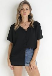 Czarna Koszula z Koronką Hannali. Czarne bluzki damskie Born2be, xl, z aplikacjami, z koronki, bez kołnierzyka, bez ramiączek. Za 59.99 zł.