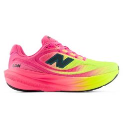 Buty damskie New Balance Infinion 1080 v15 TCS London Marathon W1080940 – różowe. Czerwone obuwie sportowe damskie New Balance, bez wzorów, do biegania. Za 849.99 zł.