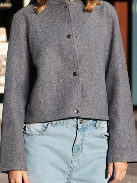 Kurtka bomberka z szerokimi rękawami - szary. Szare kurtki damskie Sinsay, l, bez wzorów, bez kaptura. W wyprzedaży za 39.99 zł.