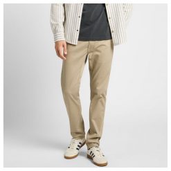 MĘSKIE SPODNIE MATERIAŁOWE LEE DAREN ZIP FLY NEW KANSAS CITY KHAKI 112360203 L707016437. Brązowe spodnie materiałowe męskie Lee, l, bez wzorów, z materiału. Za 229.99 zł.