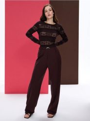 Spodnie wide leg z zakładkami i dekoracyjnym pasem - czerwony. Czerwone spodnie materiałowe damskie Sinsay, l, bez wzorów. Za 49.99 zł.