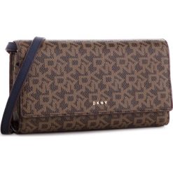 Torebka DKNY - Bryant Wallet On String R835J622 Mocha Logo-Nvy 6MN. Listonoszki damskie marki DKNY. W wyprzedaży za 369.00 zł.