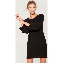 Dzianinowa mini sukienka - Czarny. Czarne sukienki damskie Mohito, z dzianiny. Za 129.99 zł.