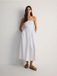Sukienka z odkrytymi ramionami - biały. Białe sukienki damskie Reserved, l, bez wzorów, z bawełny, bez kołnierzyka, bez ramiączek, midi, z odkrytymi ramionami. W wyprzedaży za 99.99 zł.