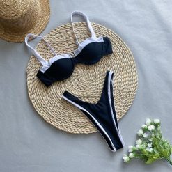 Bikini dwuczęściowe z lamówką odporne na chlor i UV Clorinda. Czarne bikini damskie Intica, s, bez wzorów. Za 169.00 zł.