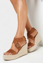 Brązowe Sandały na Plecionym Koturnie i Platformie z Zapięciem wokół Kostki Elimia. Brązowe sandały damskie Born2be, bez wzorów, bez obcasa, na koturnie, bez zapięcia. Za 99.99 zł.