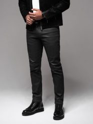 Męskie woskowane spodnie jeansowe SLIM FIT – czarne V3 OM-PADP-0149 - XXL. Czarne spodnie materiałowe męskie Ombre Clothing, l, bez wzorów, z bawełny, klasyczne. Za 167.99 zł.