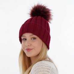 Czapka Zimowa z Pomponem Damska - Bordowy. Czerwone czapki i kapelusze damskie Molly, na zimę, bez wzorów, z materiału. Za 59.90 zł.