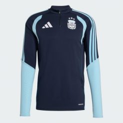 Koszulka treningowa Argentyna 26 Tiro. Niebieskie koszulki sportowe męskie Adidas, l, bez wzorów, z materiału, bez kołnierzyka, bez ramiączek, na fitness i siłownię. Za 329.00 zł.