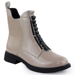 Skórzane botki damskie lakierowane beżowe D&A S.Barski Premium Collection MR52-108. Brązowe botki damskie S.BARSKI, z lakierowanej skóry, eleganckie, bez obcasa, bez zapięcia. Za 189.99 zł.