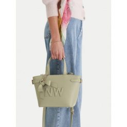 Torebka Nine West. Zielone torebki do ręki damskie Nine West, bez wzorów, klasyczne, bez dodatków. Za 329.99 zł.
